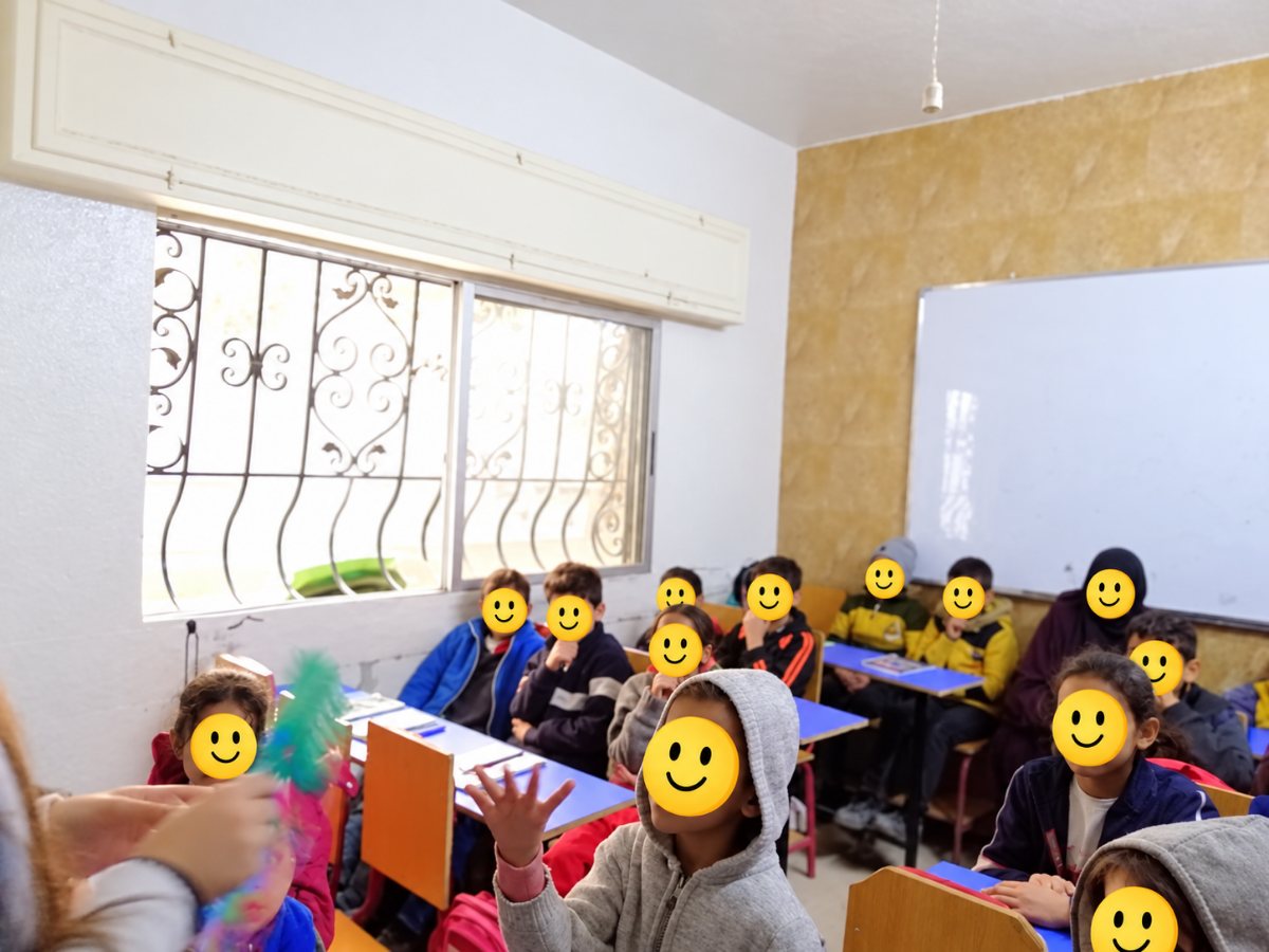 Participation à une activité en classe ; visages protégés par les autocollants fournis.